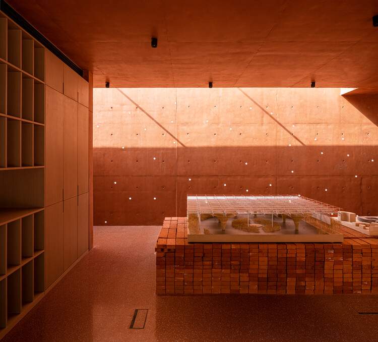 不止于灰：15 个探索红色色素混凝土的项目 - 4 的图像 32