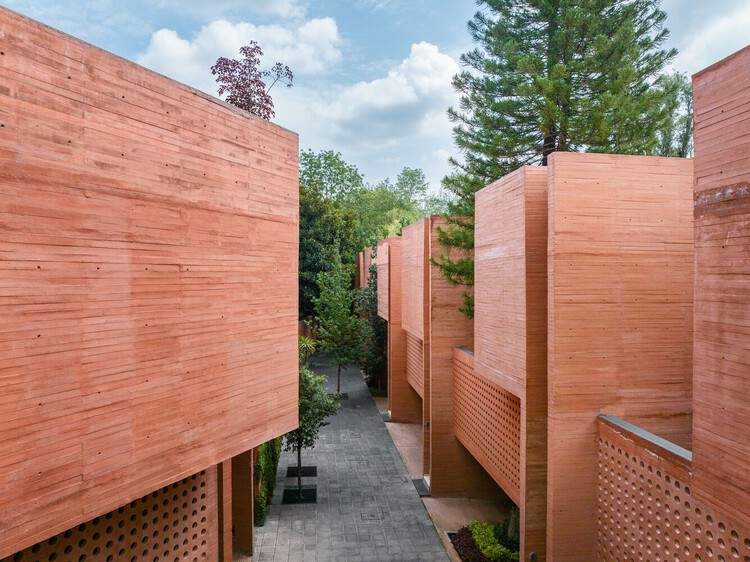 不止于灰：15 个探索红色色素混凝土的项目 - 25 的图像 32