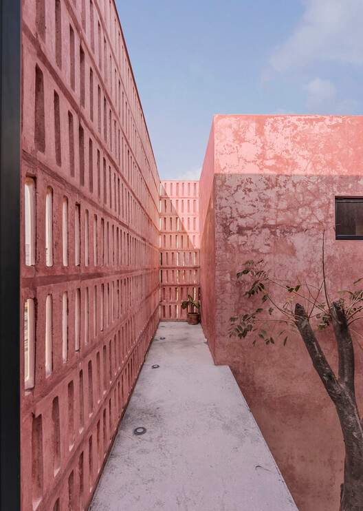 不止于灰：15 个探索红色色素混凝土的项目 - 18 的图像 32