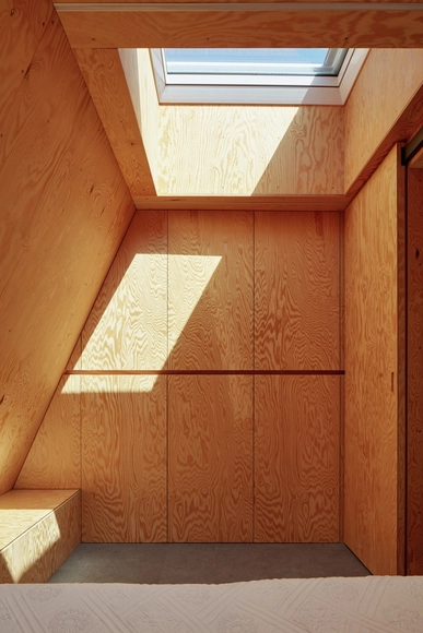 驾驭垂直照明：营造空间纵深感与舒适度的策略