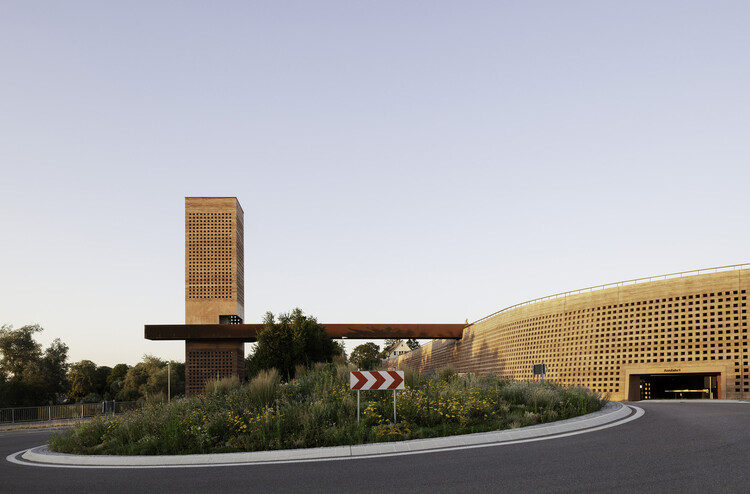 不止于停车:12 个重塑城市空间的停车楼项目(图6) 不止于停车:12 个重塑城市空间的停车楼项目 - 更多图片