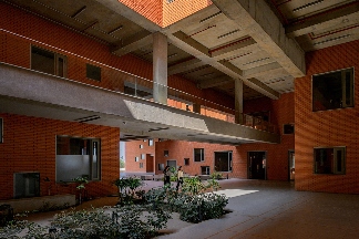 463个阶梯平台，铺满印度Prestige大学新建筑屋面(图18)